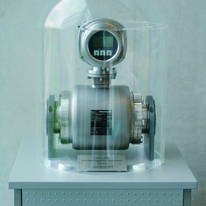 Endress+Hauser Flowtec stellt das Jubiläumsgerät im Produktionswerk in Cernay aus.