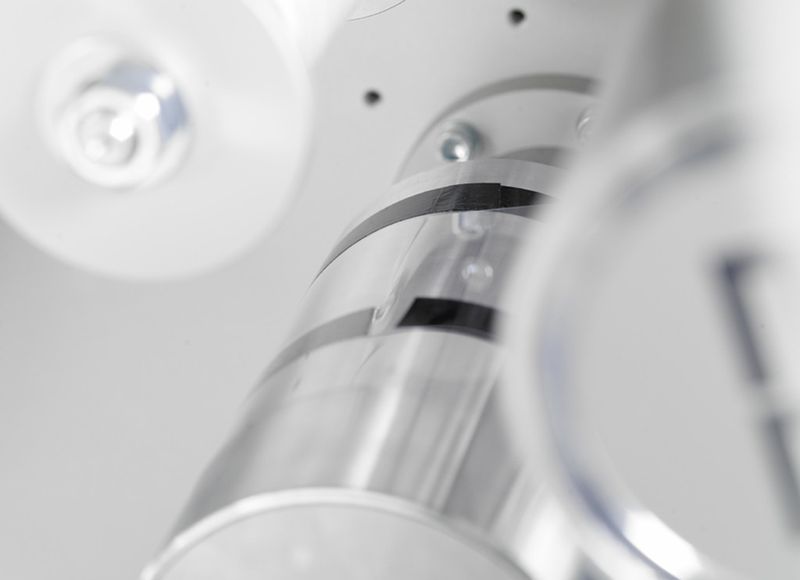 Flexible Materialien, wie zum Beispiel zu verschweißende Folien, können innerhalb des Systems von Rolle zu Rolle zugeführt werden. (Bild: 3D-Micromac)