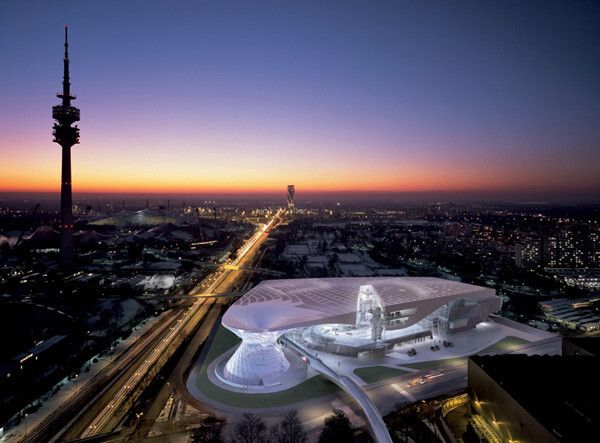 Die BMW Welt in München: an ihr soll im Rahmen eines Gemeinschaftsprojekts eine Schnelllade-Station für Elektrofahrzeuge entstehen (Bild:  BMW)