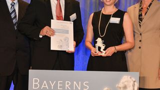 Preisverleihung „Best 50“: Prof. Dr. Thomas Edenhofer von der Jury von Bayerns Best 50, Frank und Kerstin Herzog, geschäftsführende Gesellschafter der Concept Laser GmbH, und Bayerns Wirtschaftsministerin Ilse Aigner (v.l.) (Bild: Bayerisches Staatsministerium für Wirtschaft und Medien, Energie und Technologie)