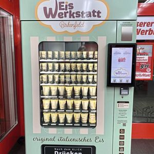 Der Maschinenbauer XL-Automaten stelllt Waren-, Getränke- und Tiefkühlautomaten sowie spezialisierte Lösungen wie Blumen- und Werkzeugautomaten her. Sein Ziel dabei: extrem zuverlässige, wartungsarme Technik.  (Bild: Igus)