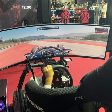 Der 49-Zoll-Monitor G-Master GCB4986DQSNP-B1 war schon allein durch seine Größe ein Blickfang auf dem Iiyama-Gamescom-Stand. Er wurde dort in einem Racing-Setup präsentiert, das von dem hohen Immersionsgrad eines gekrümmten 32:9-Displays profitiert. (Bild: Vogel IT-Medien)