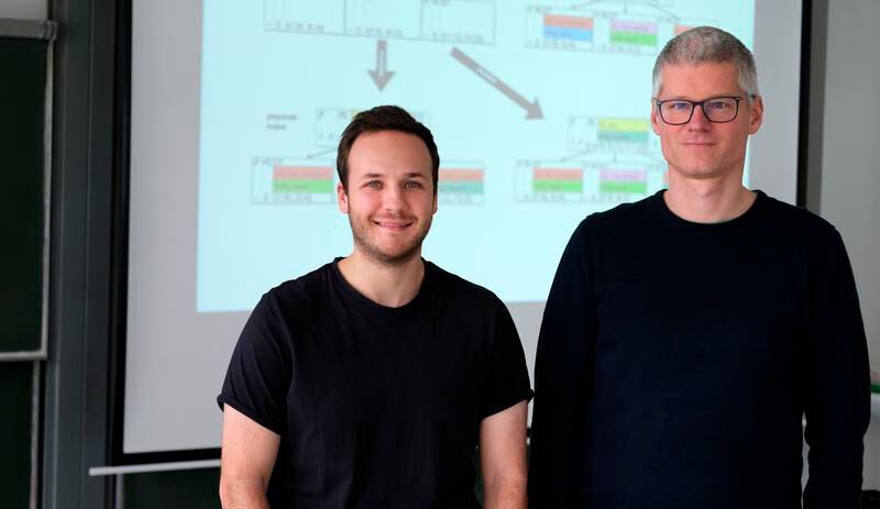 Professor Jens Dittrich (rechts) und Doktorand Joris Nix wollen hocheffiziente Indexstrukturen „züchten“, die dann für extrem schnelle Datenbanken sorgen sollen. Wie das geht, erklären die Experten hier.