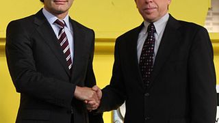 Der geschäftsführende Gesellschafter Ralf Teichmann (links) hat den langjährigen Vertriebs- und technischen Leiter Josef Patzelt (rechts) zum Mit-Geschäftsführer der neugegründeten Brunnhuber Krane GmbH berufen. Bild: Teichmann (Archiv: Vogel Business Media)