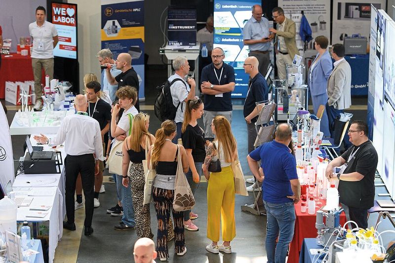 Die Stände der Aussteller erlauben einen schnellen und unkomplizierten Kontakt zu den Vertrieblern und Produktexperten.    Mehr Infos zu den kommenden LAB-SUPPLY-Messen finden Sie auf www.lab-supply.info (Bild: Stefan Stark)