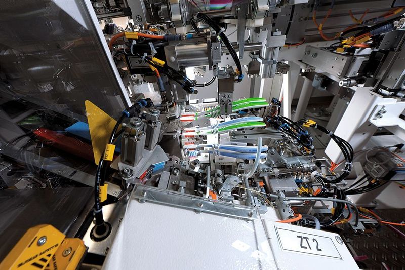 Bild 3: Die Steuerung der kompletten Beborstungsanlage übernimmt  eine kompakte speicherprogrammierbare Steuerung von Eaton  (Bild: Eaton)