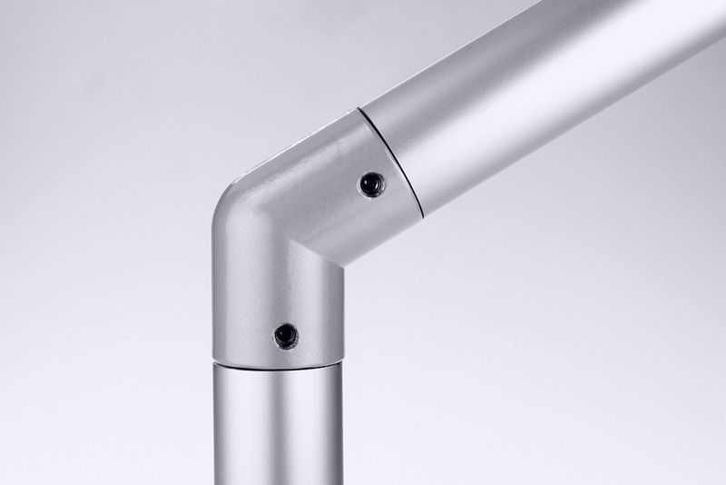 Die Aluminium-Rohrverbinder sind in Eck-, Kreuz- und T-Form mit unterschiedlichen Winkeln für einen Rohrdurchmesser von 40 mm zu haben. (Bild: Brinck)