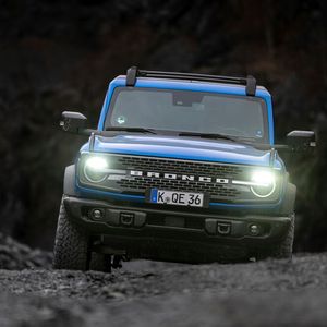 Um verschlammte, tiefe Wege mit noch tieferen Spurrillen zu meistern, muss man nicht mal den Allradantrieb zuschalten.(Bild:  Ford)