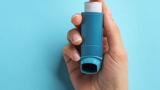Inhalationsmedikamente gegen Asthma und andere obstruktive Lungenerkrankungen lassen nach längerer Anwendung oft in ihrer Wirkung nach. (Bild: New Africa - stock.adobe.com)