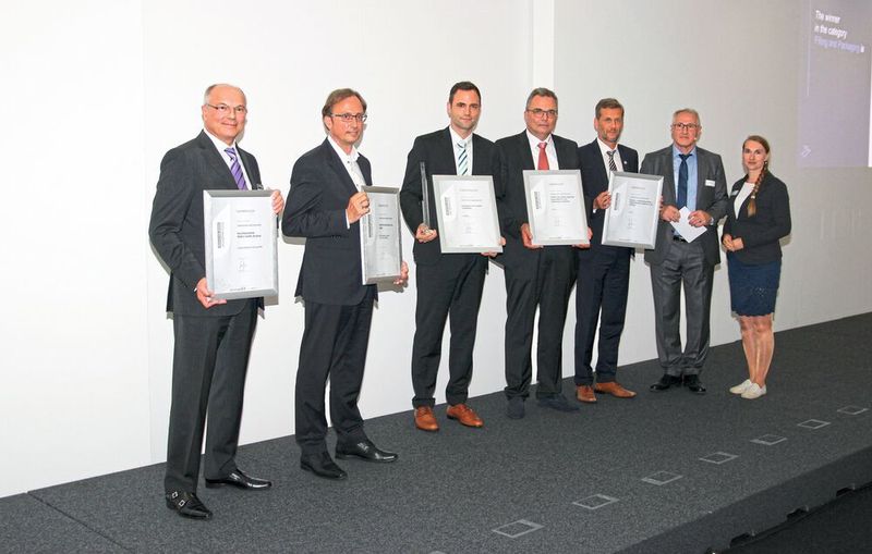 Verpackungs- und Abfülltechnik: Thorsten Häfner (3.v.l.) nimmt den Award für Groninger von PROCESS-Redakteurin Manja Wühr (re.) entgegen. Auf der Shortlist: Bausch + Ströbel, Gemü, Haver & Boecker und Maschinenfabrik Möllers. (PROCESS)