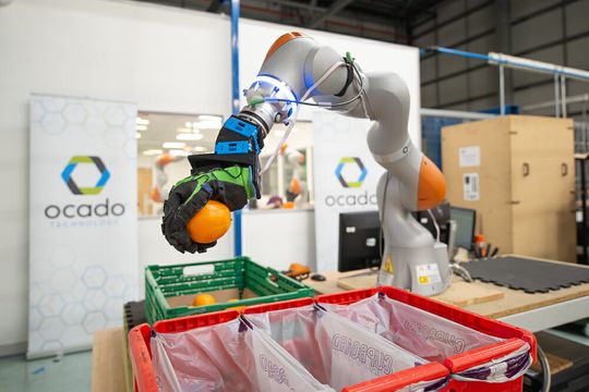 (Anwendungsszenario aus der Industrie-Logistik der Ocado Group im Vereinigten Königreich. (Bild: Ocado Group))
