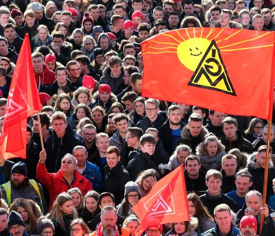 Der Zank zwischen den Volkswagen-Entscheidern und der Gewerkschaft zieht sich hin. Gestern gab es flächendeckende, temporäre Warnstreiks und Proteste in fast allen VW-Werken (Symbolbild). Leider ist zu befürchten, dass die Lage noch ernster werden könnte ...(Bild:  IG Metall)