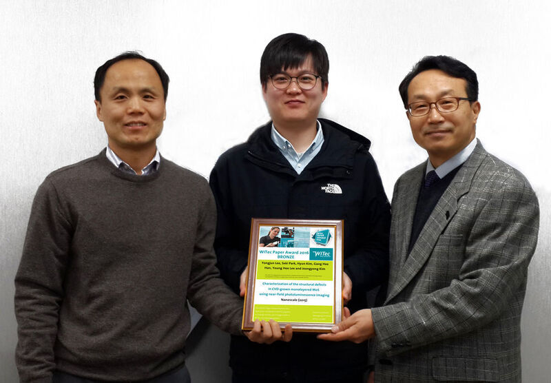 Den Witec Paper Award 2016 in Bronze erhalten Jeongyong Kim (li.) Yongjun Lee(Mitte) von Witec-Vertreter Kwangik Sung (re.) (Bild: Witec)