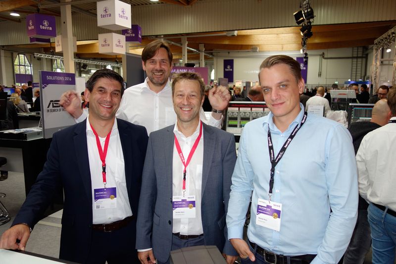 (v. l.) Heiko Finkeldei, Karsten Sukic und Michael Plum, APC, mit Spassvogel Dirk Sidowski, Entrance Computer. (Bild: IT-BUSINESS)