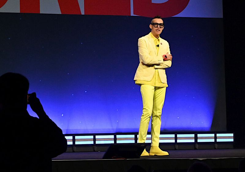 Der US-amerikanische Designer Karim Rashid gab den Entwicklern einen Rat mit auf den Weg: Das Wichtigste ist es, dem Mainstream zu entgehen! Überall stehen Tools zur Verfügung, um kreativ zu sein, doch am Ende gibt es überall das Gleiche. (Bild: Stefanie Michel)