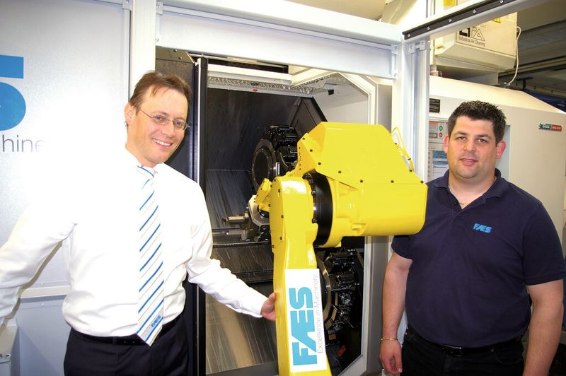 Matthias Weibel (links) und Fertigungsleiter Daniel Beeler (rechts) sind von den halbierten Duchlaufszeiten begeistert. (Bild: FAES)