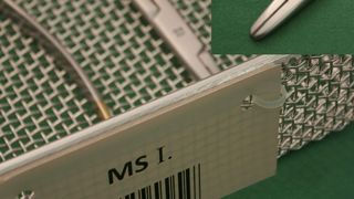 Klassische medizintechnische Instrumente mit einem Spezialetikett von S+P Samson aus Aptiv-Folie (Bild: Victrex)