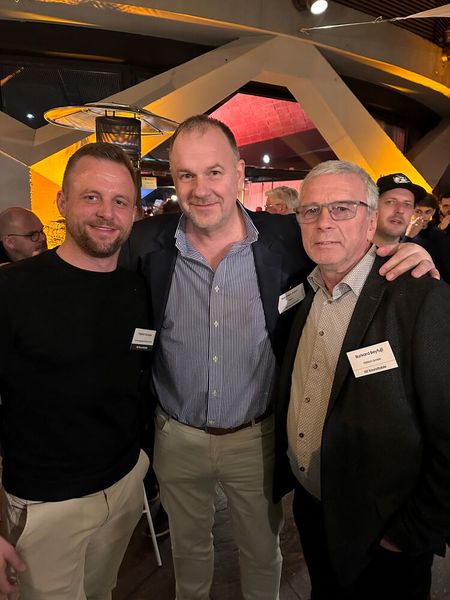 Fabian Schuller (Samsung) mit Karsten Jahn (ERGO) und Burkard Beyfuß (ITERGO). (Bild: Vogel IT-Medien )