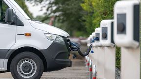 Elektro-Transporter finden Anschluss (Bild: Mercedes-Benz AG)