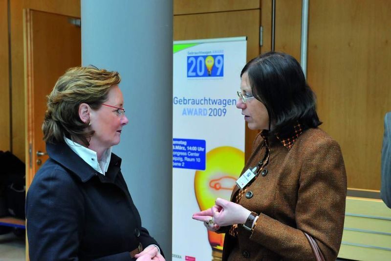 Die Kfz-Unternehmerin des Jahres Dr. Gunhild Kleffner (li.) vom Autohaus Frye in Celle – hier mit Jurymitglied Prof. Anita Friedel-Beitz – informierte sich bei der Preisverleihung über neue Impulse für das Gebrauchtwagengeschäft. (Archiv: Vogel Business Media)