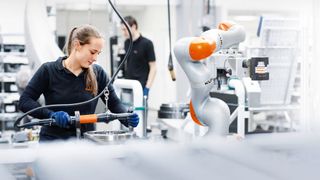 Der Robotikhersteller setzt mit seinem Portfolio unter anderem auf energieeffiziente Roboter und smarte Simulationssoftware.  (Bild: Kuka)