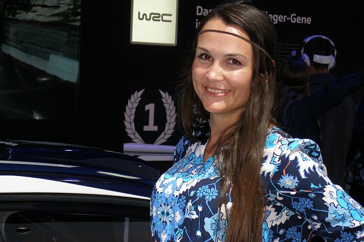 Und der Hippie-Look ist am VW-Stand ebenfalls zu finden. (Foto: Grimm)