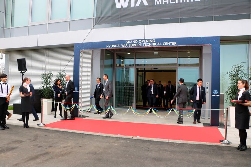 Die Spitze der Hyundai Wia, einige Händler sowie der Bürgermeister bei der offiziellen Einweihung des Tech Cube. (Sonnenberg MM Maschinenmarkt)