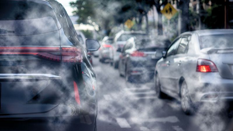 Angaben zu Fahrzeugemissionen und Kraftstoffverbrauch müssen sein. Händler, die das immer wieder „vergessen“, müssen mit Strafen rechnen.(Bild:  khunkornStudio - adobe.stock.com)