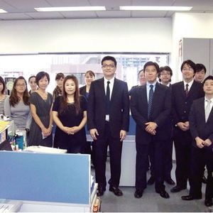 Seit 25 Jahren verkauft Igus in Japan. 1990 wurde Igus k.k. gegründet, Managing Director ist Yoshitaka Nishiyama (vordere Reihe, 3.v.r.). Bild: Igus