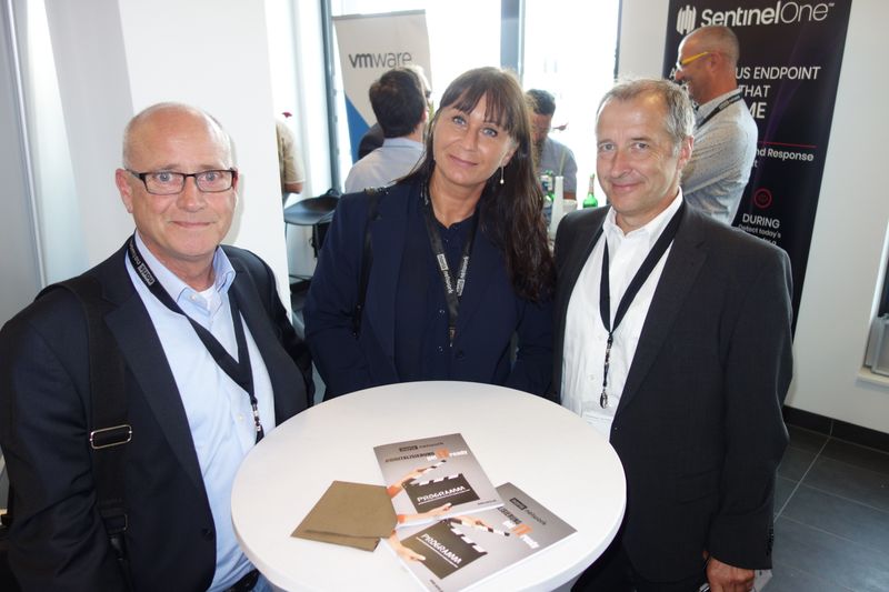 Sabine Schlund, euNetworks, mit (l.) Joachim Helwig, Merkl IT, und Steffen Breiter, SOCOMEC. (Bild: IT-BUSINESS)