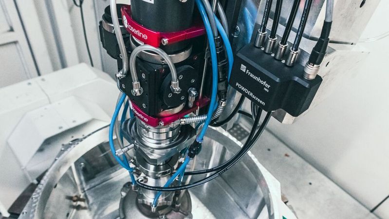 Beim Powderscreen zählen Photosensoren die Partikel im Pulverstrom. Eine Software berechnet daraus die Fördermengen.(Bild:  Christoph Wilsnack/Fraunhofer IWS)