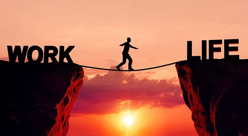 2. Die richtige Work-Life-Balance ist das A und O im Homeoffice und das geht nicht ohne die tägliche Routine. Wer also an seinen normalen, täglichen Abläufen festhält, minimiert mögliche Nachteile des Arbeitens von Zuhause. Dazu zählen neben regelmäßigen Team-Besprechungen auch feste Pausenzeiten analog zur Arbeit im Büro.  (fotomek - stock.adobe.com)