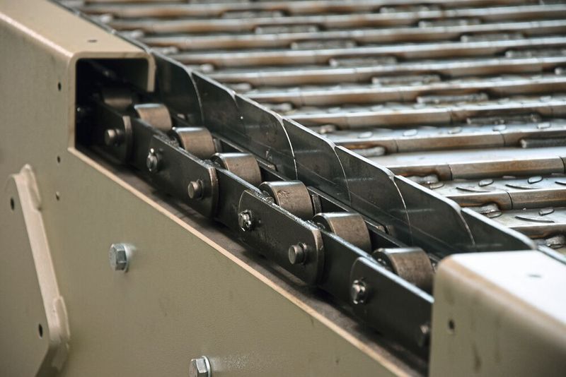 Die Anlage ist maximal robust ausgelegt mit 6 mm starken gekanteten Seitenkörpern. Der Fördergurt ist mit sehr breiten Laufrollen ausgerüstet, deren eingeschraubten Schienen aus Stahl mit einer Dicke von 12 mm gefertigt sind. (Gepe-Technik)