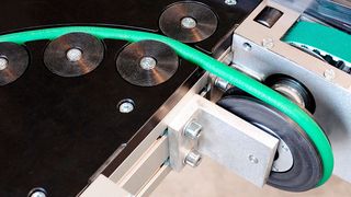 Die Abbildung zeigt das Werkstückträger-Transfersystem Versamove Standard mit kompakter Kurve. (MK)