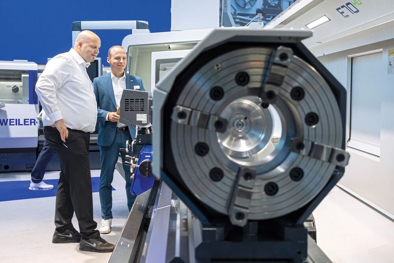 Technologie im Fokus: Fachbesucher informieren sich auf der AMB 2026. (Bild: Frank Eppler / Messe Stuttgart)