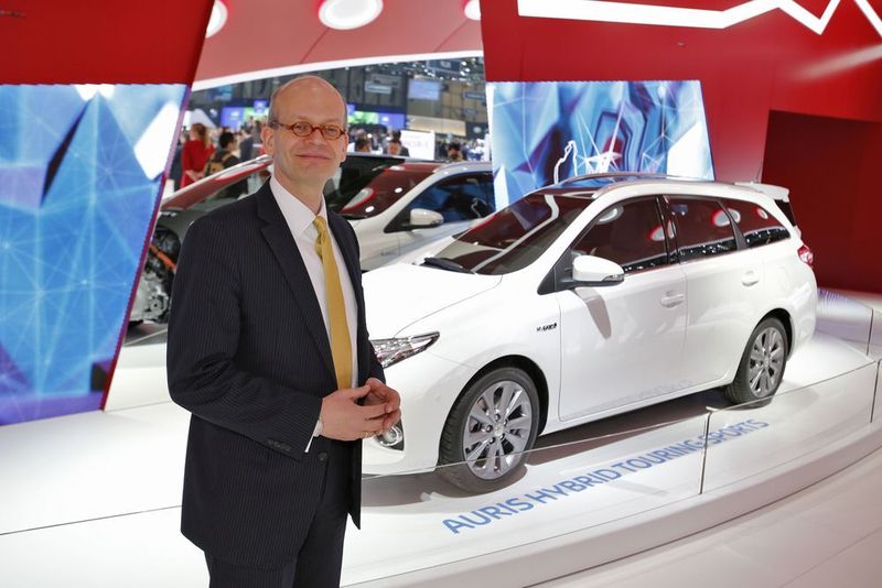 Auf der Händlertagung in Bonn präsentierte sich ein neuer VW-Mann. Vertriebsexperte Ulrich Selzer erläuterte den Händlern seine Strategie für 2017. Da wir nicht fotografieren durften und es noch kein aktuelles VW-Foto von Herrn Selzer gibt, sehen Sie ihn hier auf einem Archivfoto noch in seiner Funktion als Geschäftsführer von Toyota Deutschland (bis Mitte 2014). (Michel/»kfz-betrieb«)