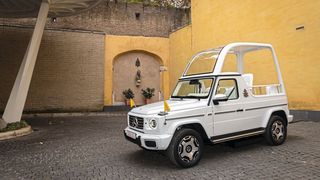 Papst Franziskus erhält erstes elektrisches „Papamobil“ von Mercedes-Benz. (Bild: Mercedes-Benz Group AG)