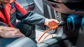 Mit dem HU-Adapter kann die Prüfung der Motorsoftware vorgenommen werden. (KÜS)