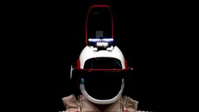 Im Kopf des humanoiden Roboters Workmate des österreichischen Unternehmens Iono Robotics befindet sich eine Drohne, die das Blickfeld des Roboters erweitert. (Bild: Iono Robotics)