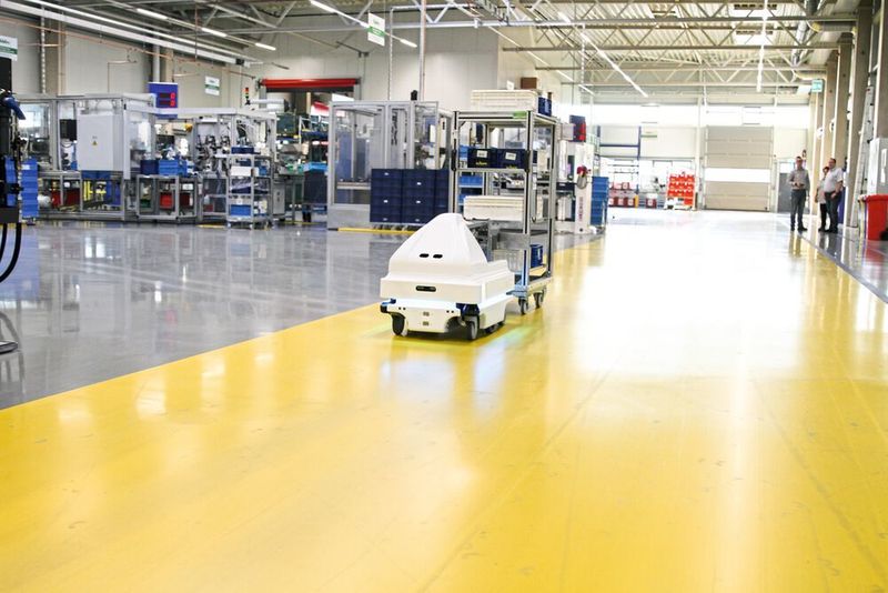Der MiR100 mit Hook-Aufsatz im Einsatz beim thüringischen Automobilzulieferer Nidec GPM. (Mobile Industrial Robots)