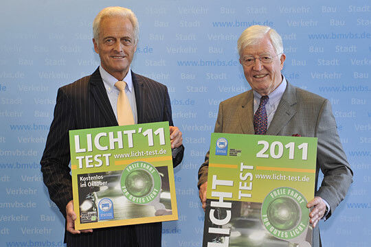 Gaben den Auftakt für den Licht-Test: Verkehrsminister Peter Ramsauer (li.) und ZDK-Präsident Robert Rademacher.  (Archiv: Vogel Business Media)