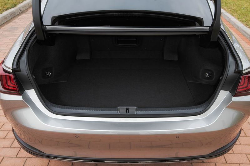 Der Kofferraum fasst 454 Liter.  (Lexus)