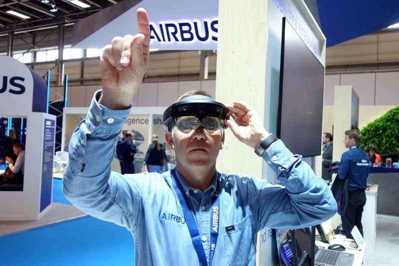 Verglichen mit TETRA soll 4G/5G-Mobilfunk mehr Bandbreite bieten und somit auch datenhungrige Anwendungen unterstützen – beispielsweise Augmented Reality. (Srocke)