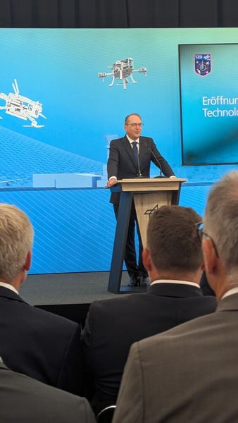 Bundesinnenminister Alexander Dobrindt freut sich, dass sich neue Technologien in Cochstedt direkt an einer Flughafeninfrastruktur testen lassen.  (Bild: Stefanie Eckardt)