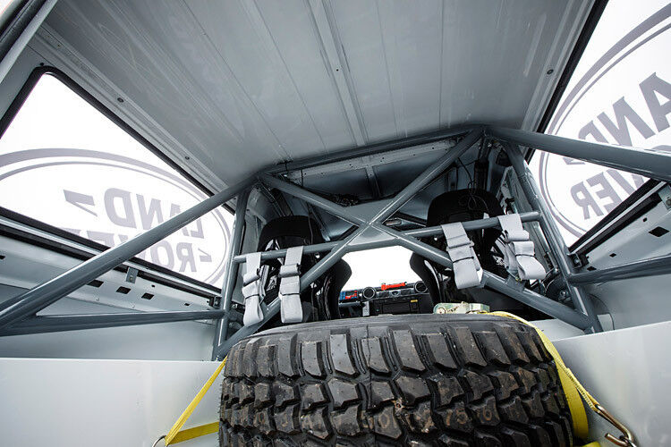 Die umfangreichsten Veränderungen finden sich im Innenraum: Neben einem FIA-zertifizierten Überrollkäfig verfügt der Defender über ein Feuerlöschsystem, eine Sprechanlage, ... (Foto: Land Rover)