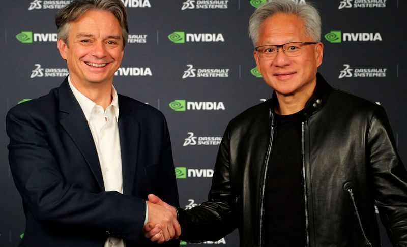 Pascal Daloz, CEO von Dassault Systèmes. und Jensen Huang, CEO von Nvidia, verkündeten auf der 3D-Experience World ihre Zusammenarbeit.(Bild:  Dassault Systèmes)