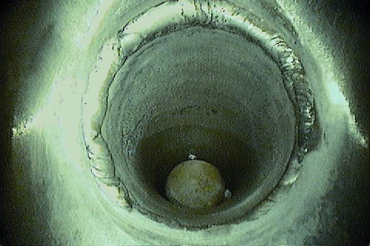 Der durch Biomasse, Kalk und Mangan verblockte Wärmetauscher nach der Entblockung.  (Bild: Korinexan Industrial Services)