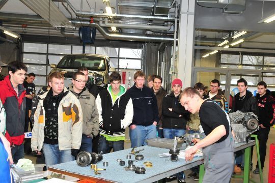 Immer wieder zogen Besuchergruppen an den Wettkampfstationen vorbei. Davon durften sich die Teilnehmer nicht irritieren lassen. Eine besondere Faszination übte die Getriebemontage auf die Besucher aus. (Archiv: Vogel Business Media)
