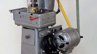 Etampa zeigt auf der Blechexpo eine Kleinpresse der Bieler Firma Müller SA aus den 50er-Jahren: Presskraft ca. eine Tonne. (Bild: Etampa)