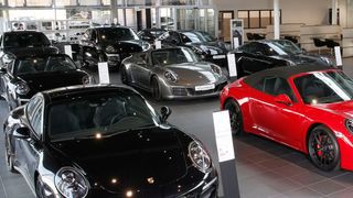 Viel Platz für Porsche-Modelle aller Art: Das neue Porsche-Zentrum Wiesbaden hat 1.000 Quadratmeter Ausstellungsfläche. (Scherer-Gruppe)